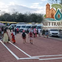 Grupo de viajeros en experiencia con MET Travel