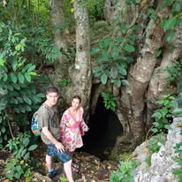Viajeros junto a cenote